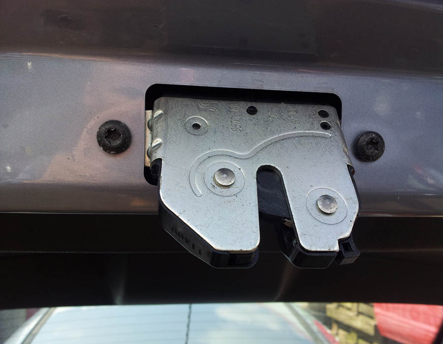 Vauxhall Corsa Design boot-catch